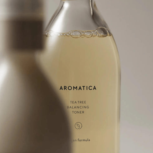 Curăță, tonifică și protejează pielea cu Aromatica Balancing Toner cu arbore de ceai – soluția naturală pentru un ten clar și echilibrat.